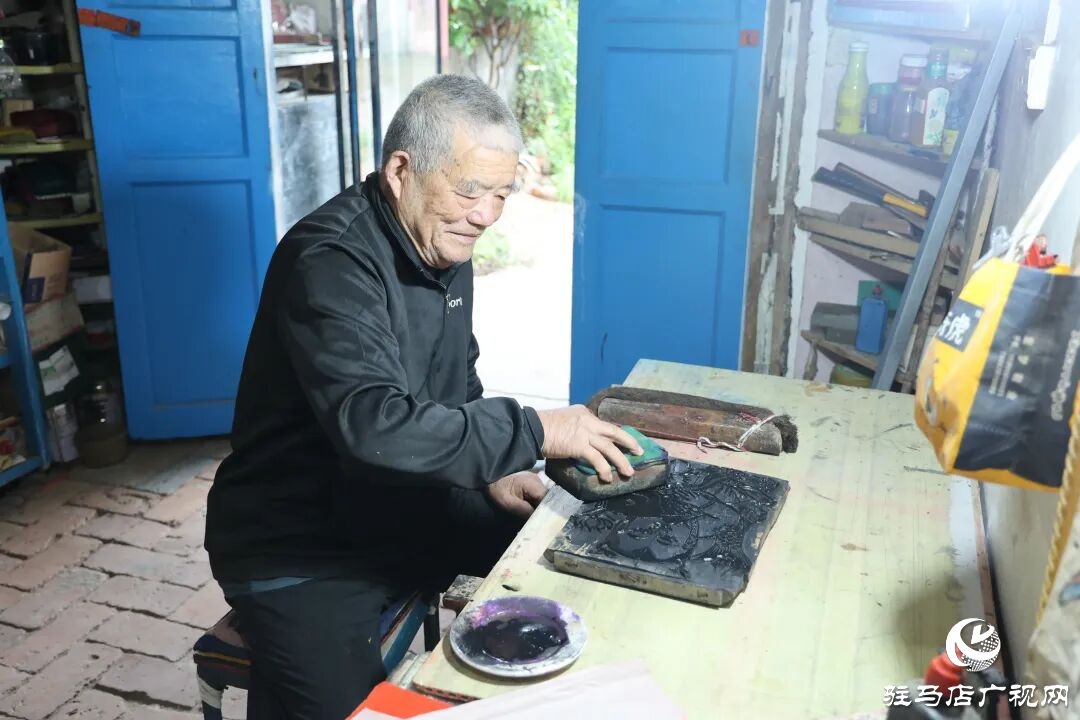 正陽縣92歲省級(jí)非遺傳承人李傳清 以刀為筆刻繪“德勝祥”年畫新韻