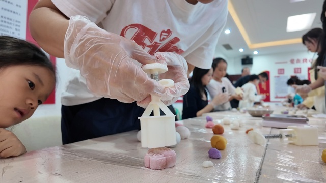 駐馬店市總工會(huì)開展“美生活”中秋月餅手工制作活動(dòng)