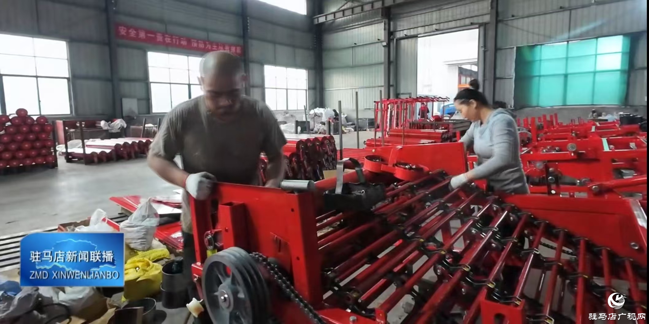 正陽縣：花生機(jī)械迎生產(chǎn)高峰 開足馬力助力秋收提速增效