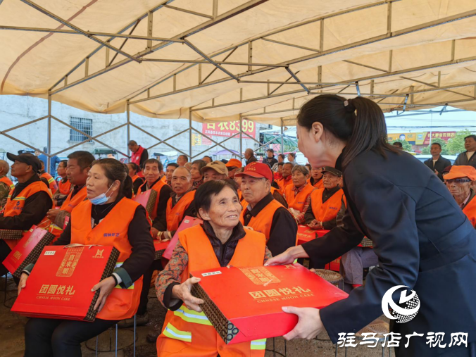 正陽縣多部門聯(lián)合開展中秋慰問環(huán)衛(wèi)工活動