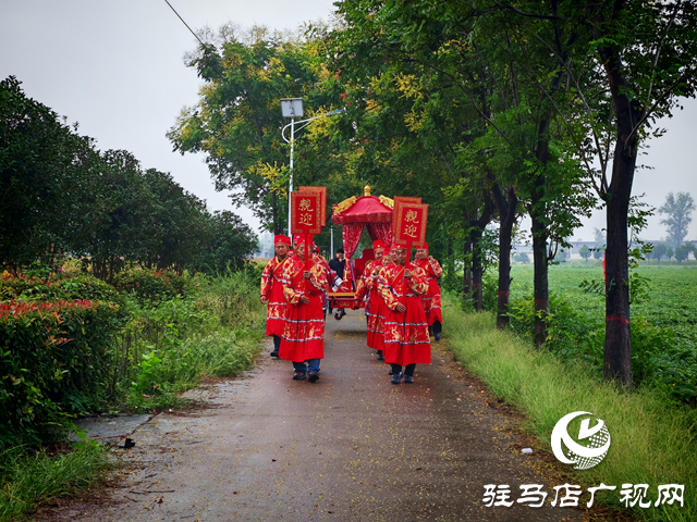平輿縣萬金店鎮(zhèn)宋劉村：巧手“抬”出共富路 花轎產(chǎn)業(yè)奏響鄉(xiāng)村振興歌