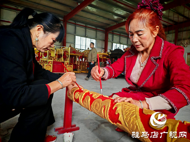 平輿縣萬金店鎮(zhèn)宋劉村：巧手“抬”出共富路 花轎產(chǎn)業(yè)奏響鄉(xiāng)村振興歌