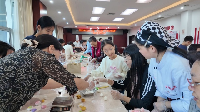 駐馬店市總工會(huì)開展“美生活”中秋月餅手工制作活動(dòng)