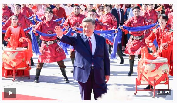 習近平在出席新疆維吾爾自治區(qū)成立70周年慶?；顒雍蠓祷乇本? width=