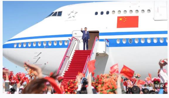 習近平在出席新疆維吾爾自治區(qū)成立70周年慶?；顒雍蠓祷乇本? width=