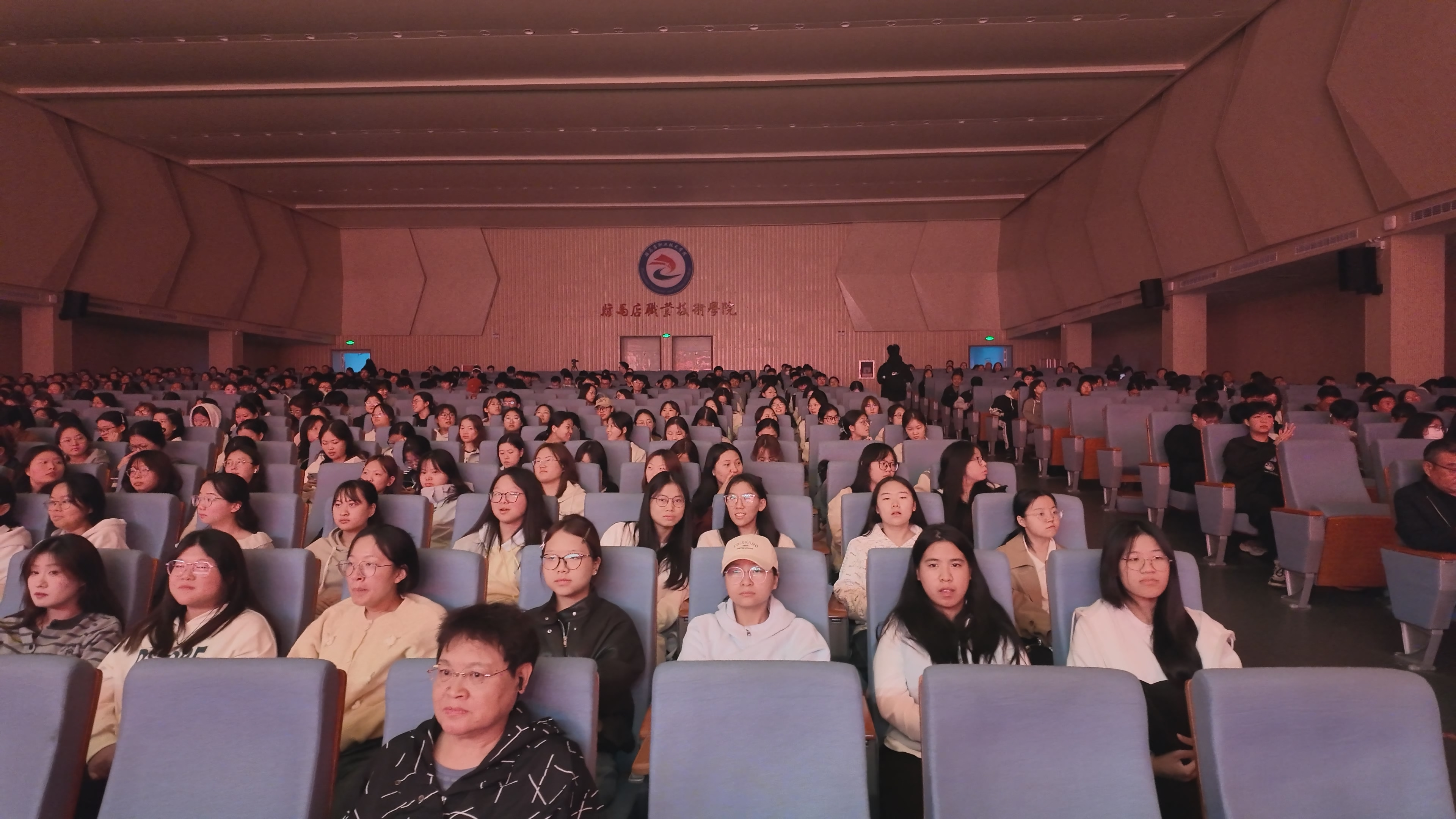 (晨會(huì)選題)駐馬店職業(yè)技術(shù)學(xué)院隆重召開(kāi)“向上向善 感恩奮進(jìn)”主題活動(dòng)表彰大會(huì)暨“我為師生辦實(shí)事”主題活動(dòng)啟動(dòng)儀式