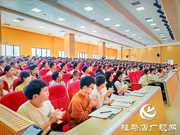 平輿縣人民法院送法進(jìn)校園 為平輿一高學(xué)子送上“成長(zhǎng)防護(hù)指南”