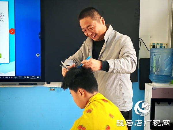 平輿縣特殊教育教師代佳：用愛(ài)為特殊孩子撐起一片天