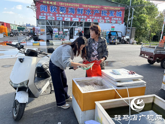 駐馬店市眾信市場水產(chǎn)區(qū)供銷兩旺 鮮活水產(chǎn)豐富市民雙節(jié)餐桌