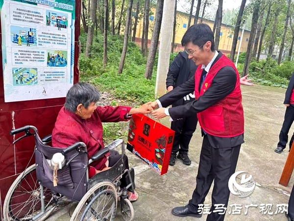 雙節(jié)暖人心！平輿公交志愿服務(wù)大隊(duì)走進(jìn)敬 老院送月餅話家常