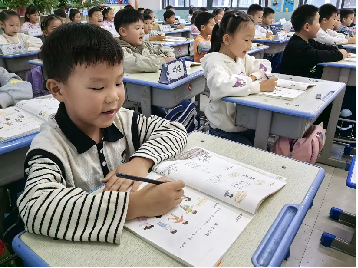 駐馬店市第三小學(xué)開展2025年秋季學(xué)期一、二年級(jí)習(xí)慣口令化展示活動(dòng)