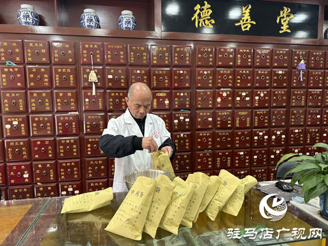 中醫(yī)館獻(xiàn)愛(ài)心 免費(fèi)發(fā)放流感預(yù)防中藥包??