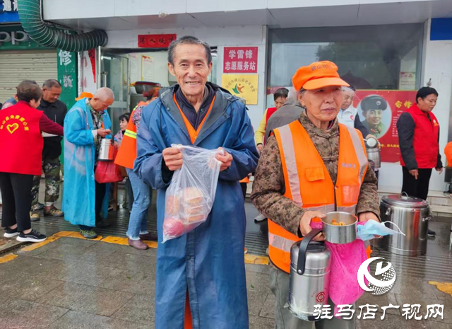 確山縣盤龍街道生產(chǎn)街社區(qū)開展“迎中秋 慶國慶”慰問活動