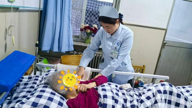  駐馬店市第一人民醫(yī)院&mdash;醫(yī)養(yǎng)結(jié)合科：用心守護，讓愛延續(xù)，雙面錦旗背后的照護日記
