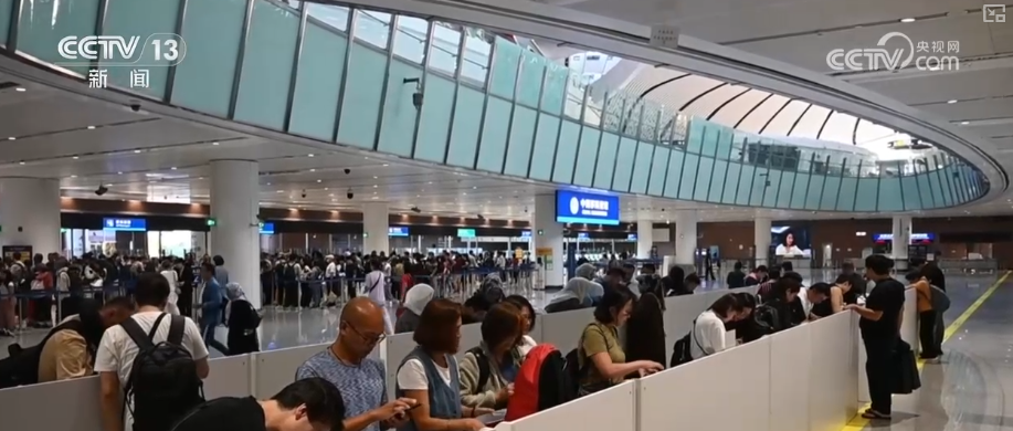 雙節(jié)同慶！中外旅客跨境游走旺 全國(guó)口岸迎出入境高峰