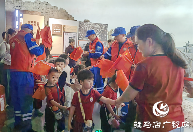 駐馬店市蛟龍水上義務(wù)搜救隊國慶前夕向市民贈送萬面國旗 