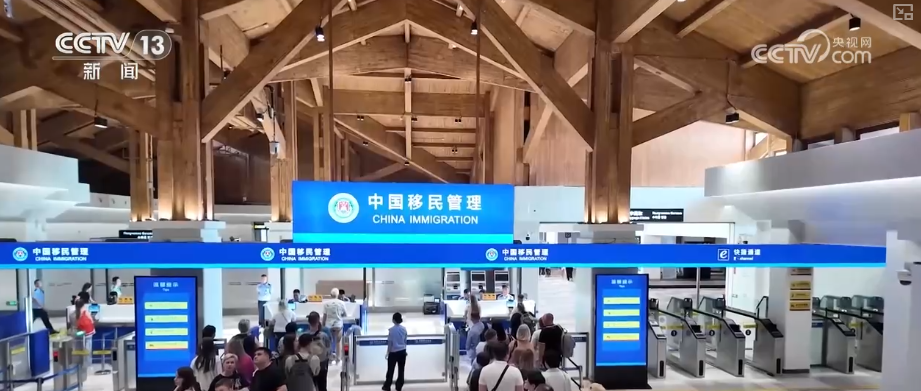 雙節(jié)同慶！中外旅客跨境游走旺 全國(guó)口岸迎出入境高峰