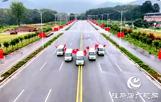 駐馬店金頂山風(fēng)景區(qū)盛裝迎“雙節(jié)” 國旗飄揚打造“中國紅”打卡勝地??