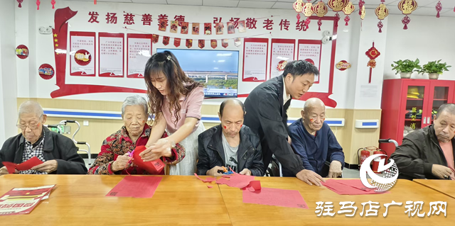 驛城區(qū)東風(fēng)街道養(yǎng)老中心開(kāi)展“迎國(guó)慶”主題活動(dòng) 老人剪紙品月唱紅歌暖度佳節(jié)??