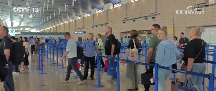 雙節(jié)同慶！中外旅客跨境游走旺 全國(guó)口岸迎出入境高峰