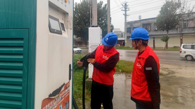 國網(wǎng)泌陽縣供電公司:上門“問診”充電樁 滿電出發(fā)過佳節(jié)