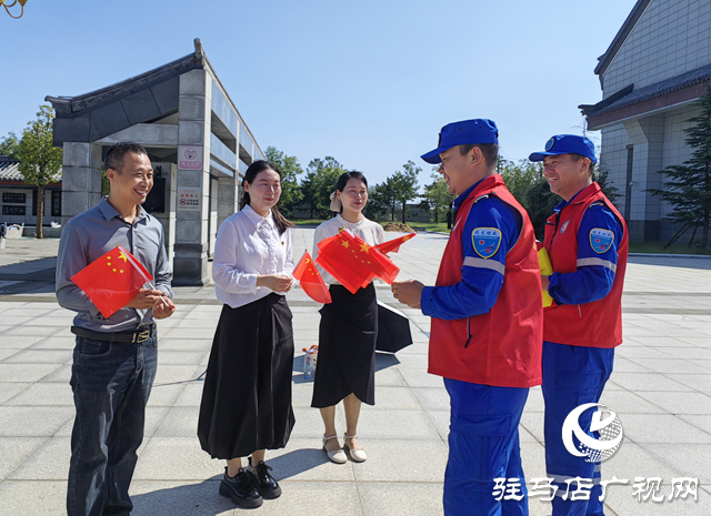 駐馬店市蛟龍水上義務(wù)搜救隊國慶前夕向市民贈送萬面國旗 