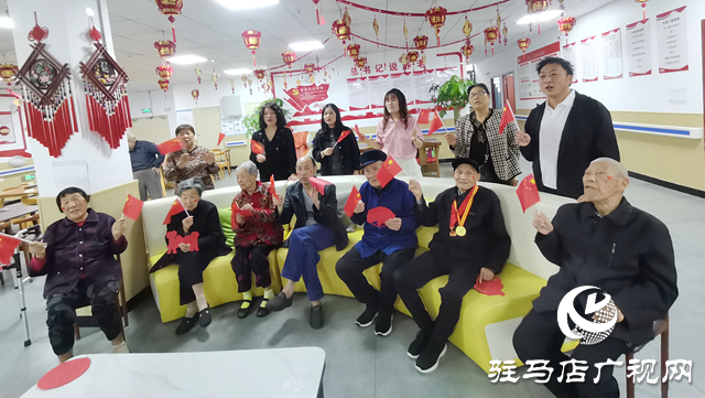 驛城區(qū)東風(fēng)街道養(yǎng)老中心開(kāi)展“迎國(guó)慶”主題活動(dòng) 老人剪紙品月唱紅歌暖度佳節(jié)??
