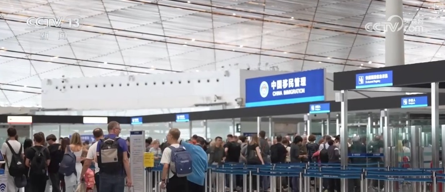 雙節(jié)同慶！中外旅客跨境游走旺 全國(guó)口岸迎出入境高峰