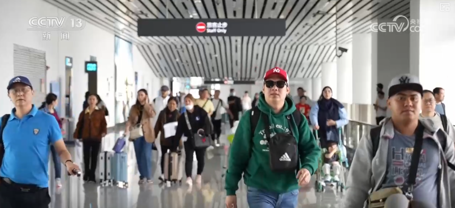 雙節(jié)同慶！中外旅客跨境游走旺 全國(guó)口岸迎出入境高峰