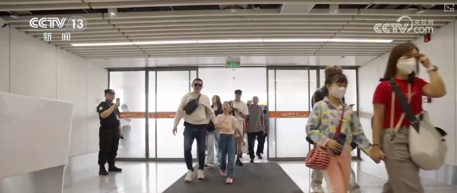 雙節(jié)同慶！中外旅客跨境游走旺 全國(guó)口岸迎出入境高峰