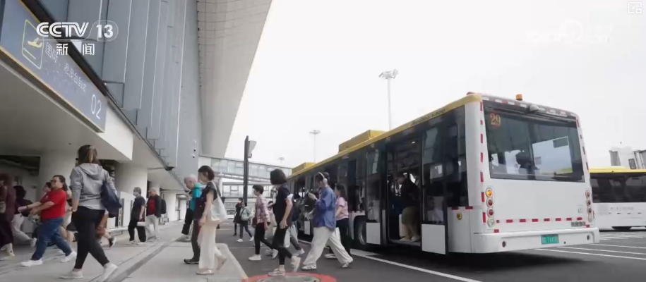 雙節(jié)同慶！中外旅客跨境游走旺 全國(guó)口岸迎出入境高峰