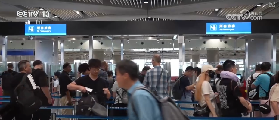 雙節(jié)同慶！中外旅客跨境游走旺 全國(guó)口岸迎出入境高峰