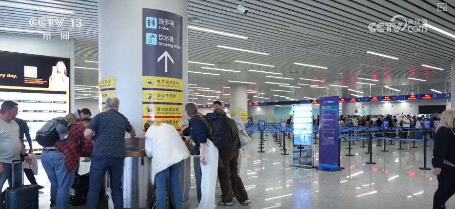 雙節(jié)同慶！中外旅客跨境游走旺 全國(guó)口岸迎出入境高峰