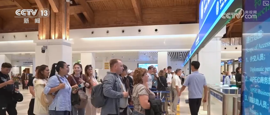 雙節(jié)同慶！中外旅客跨境游走旺 全國(guó)口岸迎出入境高峰