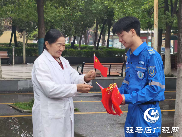 天中救援隊(duì)40余名隊(duì)員及志愿者化身“紅色使者”傳遞愛國情懷
