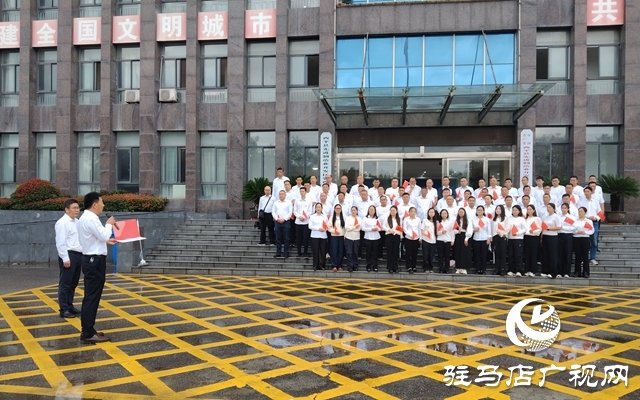 西平縣柏城街道:雨中升旗迎國慶 赤心向黨踐擔當