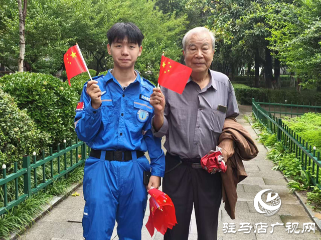 天中救援隊(duì)40余名隊(duì)員及志愿者化身“紅色使者”傳遞愛國情懷