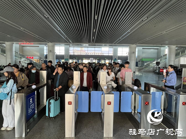 駐馬店車務(wù)段“雙節(jié)”首日發(fā)送旅客1.88萬人次