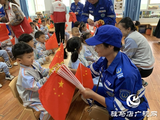 駐馬店天中救援隊(duì)贈(zèng)萬(wàn)面國(guó)旗 繪就國(guó)慶“中國(guó)紅”畫卷
