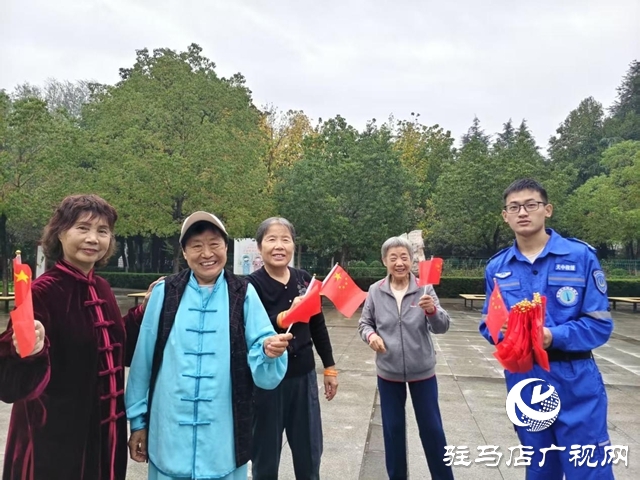 駐馬店天中救援隊(duì)贈(zèng)萬(wàn)面國(guó)旗 繪就國(guó)慶“中國(guó)紅”畫卷