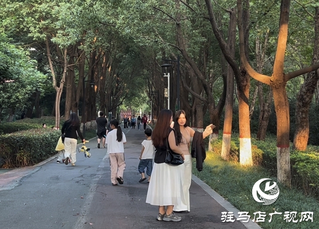 國(guó)慶小長(zhǎng)假 公園游人如織