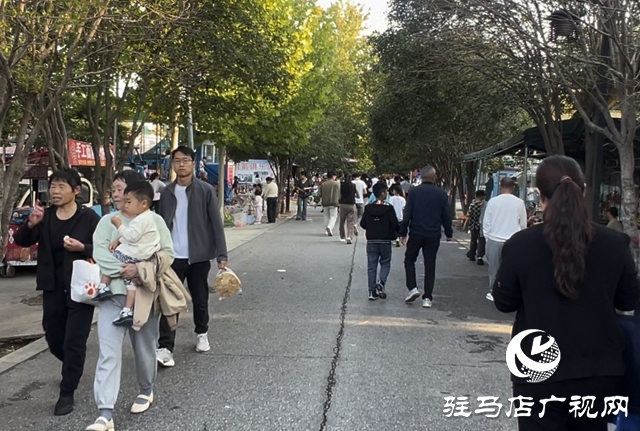 國(guó)慶小長(zhǎng)假 公園游人如織