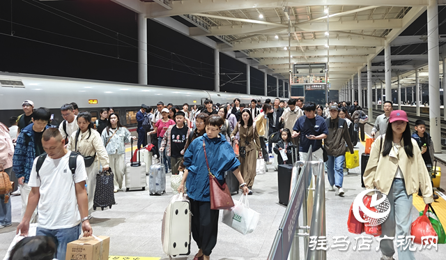 駐馬店車務段：暖心服務織密“雙節(jié)”返程保障網(wǎng)