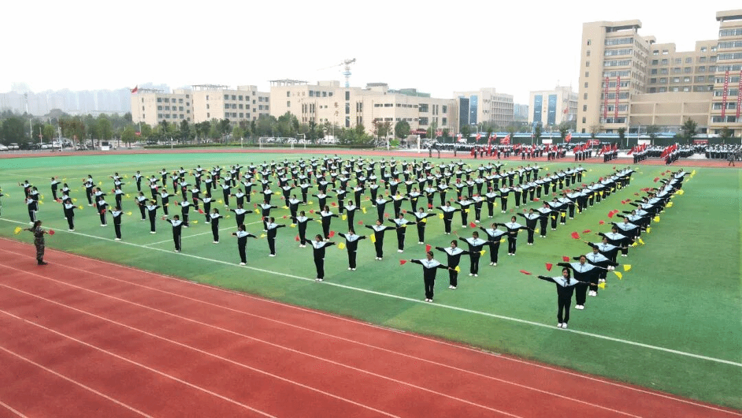 青春淬火 逐夢啟航——駐馬店職業(yè)技術(shù)學(xué)院2025級新生開學(xué)典禮與軍訓(xùn)匯演圓滿落幕