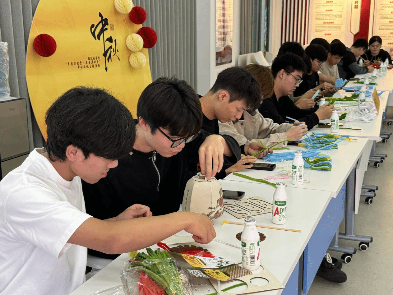  駐馬店職業(yè)技術(shù)學(xué)院圖書館開展“月圓邀君賞·書香共此夕”中秋文化主題活動(dòng)
