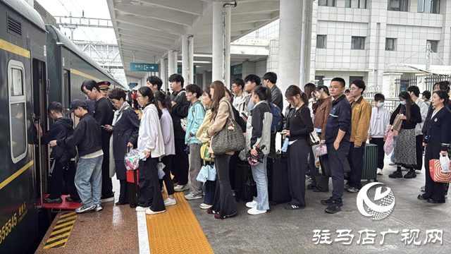 駐馬店車務(wù)段“雙節(jié)”假期發(fā)送旅客近20萬人次?