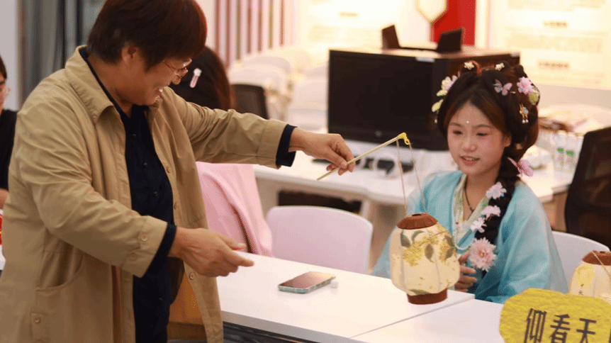  駐馬店職業(yè)技術(shù)學(xué)院圖書館開展“月圓邀君賞·書香共此夕”中秋文化主題活動(dòng)