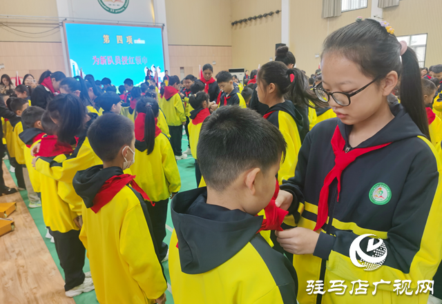 駐馬店市第三十三小學舉行少先隊入隊儀式 197名新隊員光榮入隊?