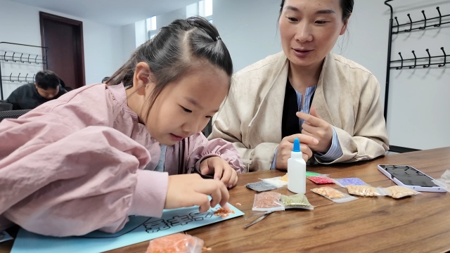 駐馬店市總工會開展“美生活”五谷糧食畫非遺體驗(yàn)活動