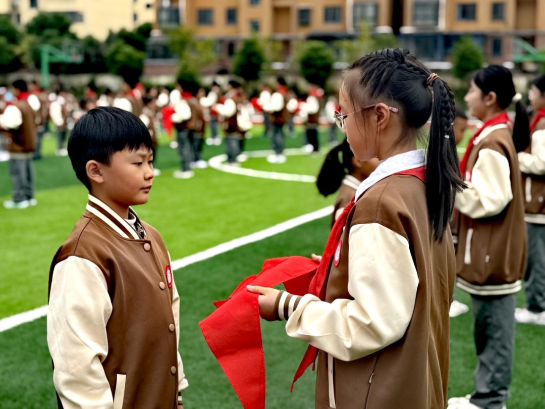 駐馬店經(jīng)濟(jì)開(kāi)發(fā)區(qū)金雀路小學(xué)新隊(duì)員入隊(duì)儀式